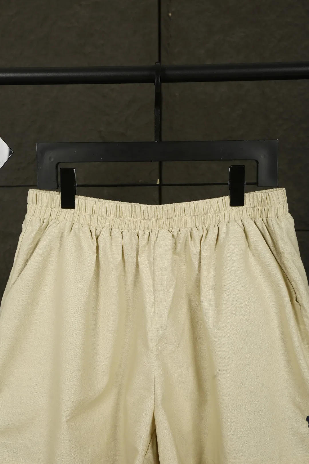 P210 Actual photo [High-end quality] Style number: 25052# Color: Navy blue/off-white/light khaki/ice blue/dark khaki Size: S to Short five-point version, double-layered inside and outside to prevent exposure, double stitching to cover the independent waistband ✅ - Professional washing before the car, the texture of the fabric is tight and soft ✅ - RL/Ralph Lauren linen shorts are simply a summer savior. The linen material allows every pore to breathe freely, say goodbye to sticky heat. Walking on the road, the wind blows, and the heat all over the body is instantly smoothed away. The bamboo texture is natural and unique, simple and pure texture, full of laziness and old money style.